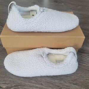 UGG PLUSHY SOFT SLIPPERS